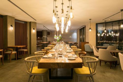 uma longa sala de jantar com uma longa mesa e cadeiras em Four Points by Sheraton Sesimbra em Sesimbra