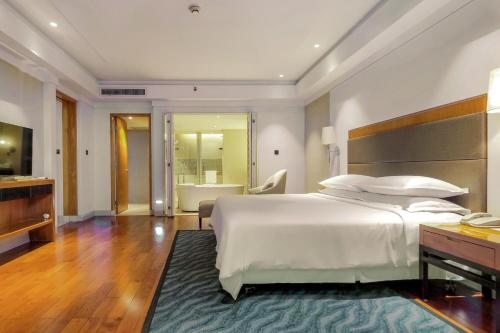 Postel nebo postele na pokoji v ubytování Sheraton Haikou Hotel