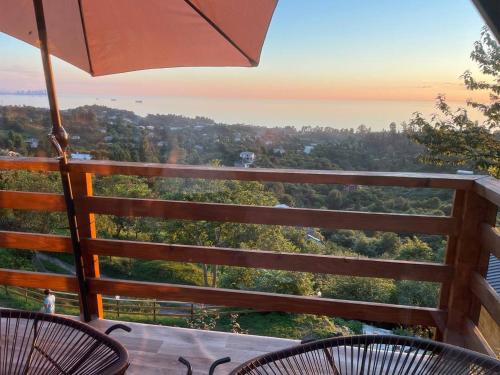 Un balcón o terraza en Beautiful Wooden house with seaside views