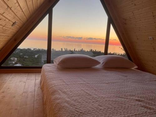 Una cama o camas en una habitación de Beautiful Wooden house with seaside views