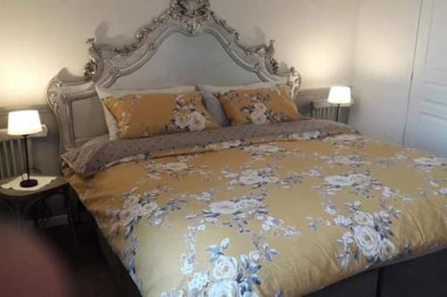 - une chambre avec un grand lit fleuri dans l'établissement Vine maison 2 bedroom with ensuites, à Saint-Julien-dʼEymet