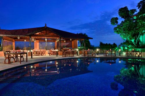 um resort com piscina à noite em Sheraton Grand Pune Bund Garden Hotel em Pune
