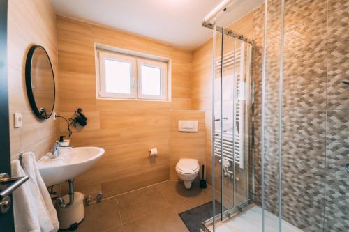 La salle de bains est pourvue d'une douche, d'un lavabo et de toilettes. dans l'établissement Premium Apartments Koblenz, à Coblence