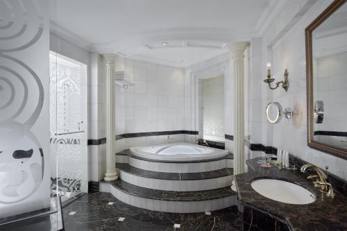 麥加的住宿－艾美度假酒店，带浴缸和盥洗盆的浴室