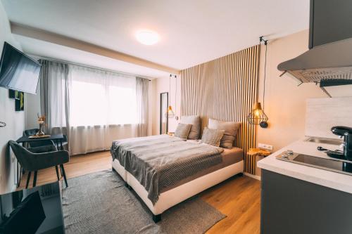 1 dormitorio pequeño con 1 cama y cocina en Premium Apartments Koblenz, en Coblenza