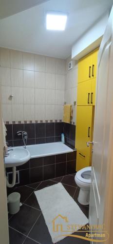 a bathroom with a tub and a toilet and a sink at Apartman Stevanovic BN in Bijeljina
