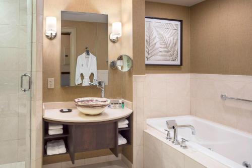 a bathroom with a sink and a bath tub and a shower at Sheraton Commander Hotel in Cambridge