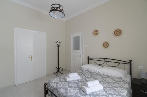 Un dormitorio con una cama con dos toallas encima. en Katrin's House, en Lixouri