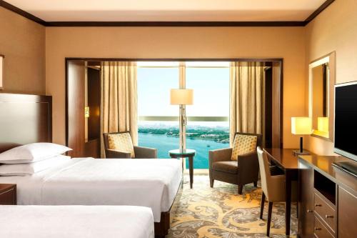 Μια τηλεόραση ή/και κέντρο ψυχαγωγίας στο Sheraton Dubai Creek Hotel & Towers