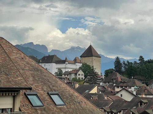 Lachenal, centre, balcon avec vue chateau