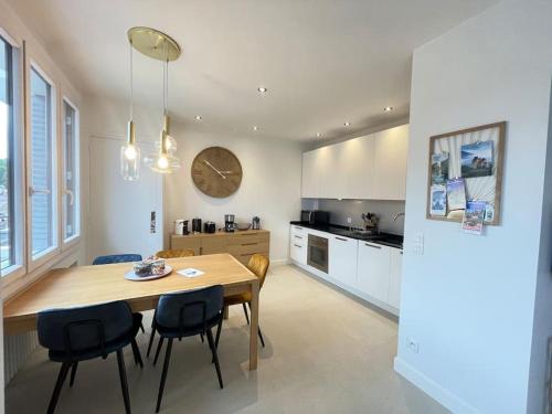 une cuisine et une salle à manger avec une table et des chaises en bois dans l'établissement Lachenal, centre, balcon avec vue chateau, à Annecy