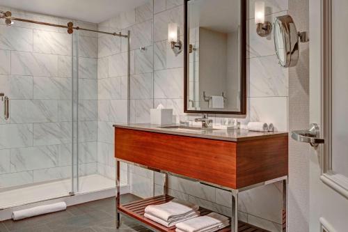 印第安納波利斯的住宿－印第安納波利斯艾美度假酒店，一间带水槽和淋浴的浴室