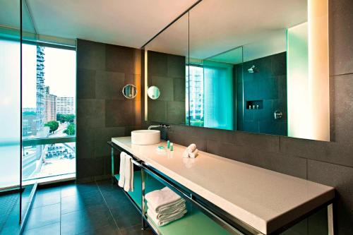 ein Badezimmer mit einem Waschbecken und einem großen Spiegel in der Unterkunft W Atlanta Downtown in Atlanta
