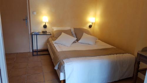 une petite chambre avec un lit avec deux oreillers dans l'établissement Villa en Provence, à Flayosc