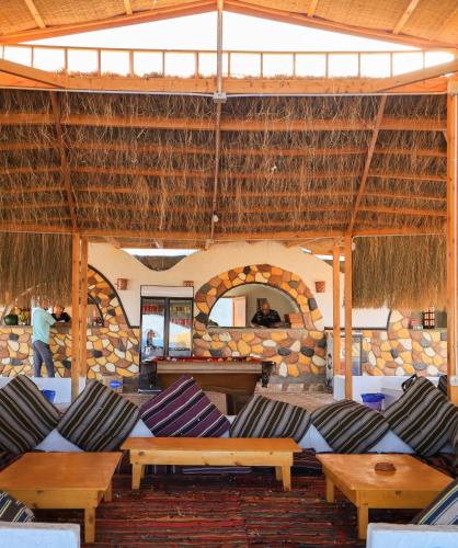 Ruang duduk di Relax Beach Camp