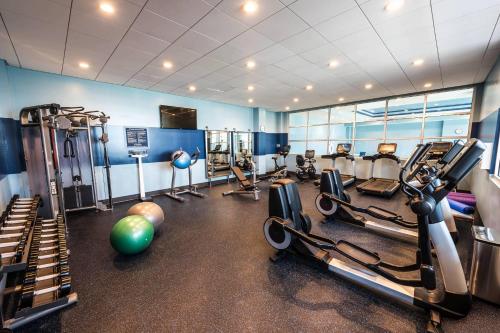 una palestra con diversi tapis roulant e macchinari per il cardio-fitness di Four Points by Sheraton Myrtle Beach a Myrtle Beach