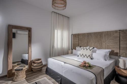 Ένα ή περισσότερα κρεβάτια σε δωμάτιο στο Khroma Luxury Suite 3- Beach front apartment