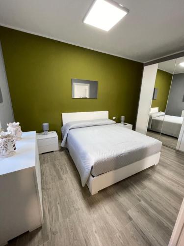 una camera con letto e parete verde di RESIDENCE GORDON a Carini