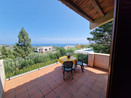 a patio with a table and chairs on a balcony at Casa vacanze Dafne in Mandra Capreria