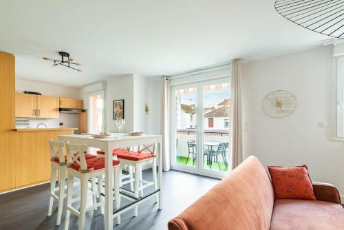 une cuisine et un salon avec une table et des chaises dans l'établissement Terracotta, chaleureux appartement calme pour 2 personnes, avec Parking privé, idéal séjour business, à Dijon