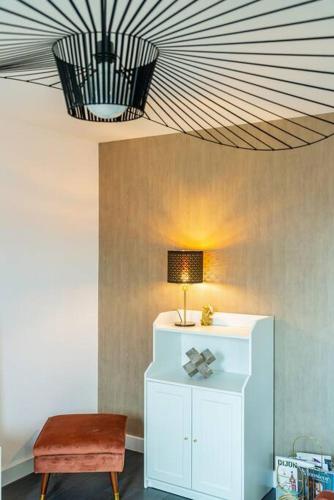 une chambre avec une table, une lampe et une chaise dans l'établissement Terracotta, chaleureux appartement calme pour 2 personnes, avec Parking privé, idéal séjour business, à Dijon