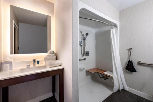 Koupelna v ubytování Radisson Hotel Fairview Heights - St Louis
