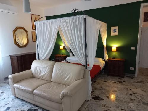 モンテジルヴァーノにあるOpen - Il Gabbianoのリビングルーム(ソファ、ベッド付)