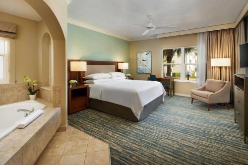 um quarto de hotel com uma cama, uma banheira e um lavatório em Sheraton Vistana Resort Villas, Lake Buena Vista Orlando em Orlando