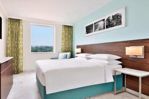 Postel nebo postele na pokoji v ubytování Fairfield by Marriott Pune Kharadi