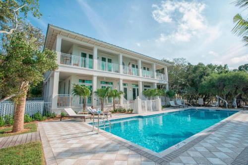une maison avec une piscine en face d'un bâtiment dans l'établissement Playa Largo Resort & Spa, Autograph Collection, à Key Largo