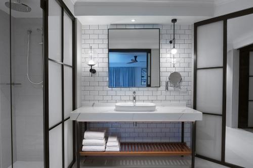 uma casa de banho com um lavatório e um espelho em Sheraton Fiji Golf & Beach Resort em Denarau