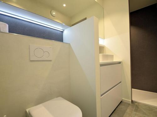 een badkamer met een toilet en een wastafel bij Mayfair 0205 exclusive residence with sea view in De Haan