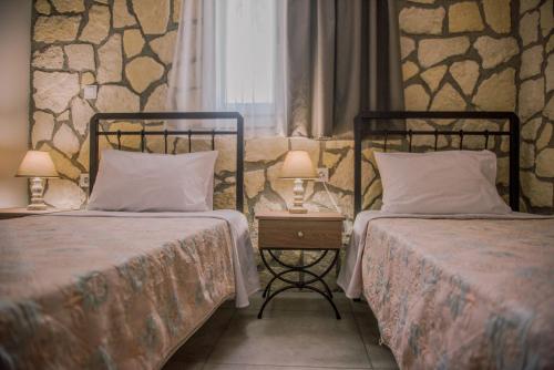 Postel nebo postele na pokoji v ubytování Acrocorinth Apartments