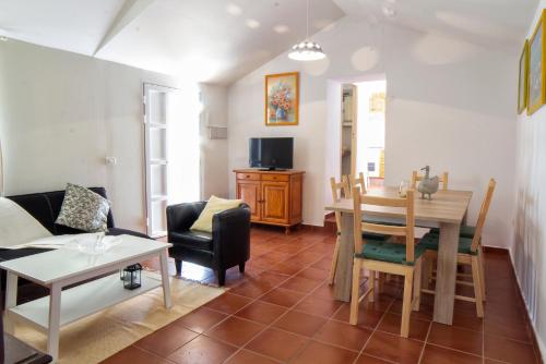 un soggiorno con tavolo e una sala da pranzo di Casa Canaria Vistas al Mar a Santa Cruz de la Palma