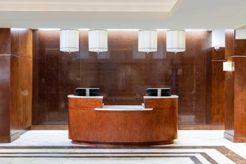 a lobby with a reception desk in a building at Sheraton Pittsburgh Airport Hotel in Coraopolis