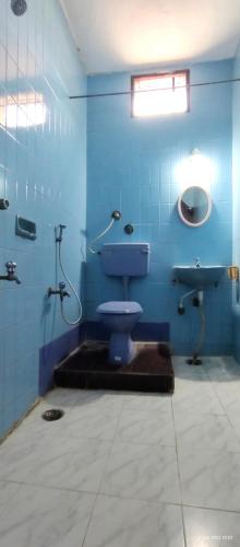 Ένα μπάνιο στο Sarovara Deluxe Rooms