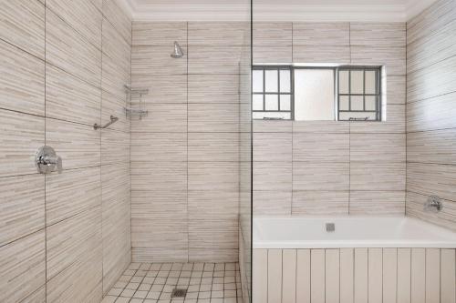 Un baño de Protea Hotel by Marriott Polokwane Ranch Resort