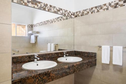 Un baño de Protea Hotel by Marriott Polokwane Ranch Resort