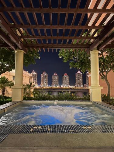 Bazén v ubytování Beachfront Luxury Apartment-Pearl Island شقه مطله على الشاطئ بجزيرة اللؤلؤه nebo v jeho okolí