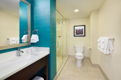 La salle de bains est pourvue d'un lavabo et de toilettes. dans l'établissement Courtyard by Marriott Times Square West, à New York