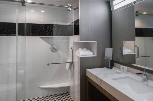 La salle de bains est pourvue d'une douche, d'un lavabo et de toilettes. dans l'établissement Courtyard by Marriott Temecula Murrieta, à Murrieta