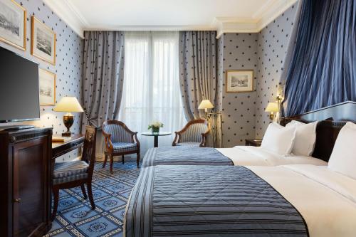 ein Hotelzimmer mit einem Bett und einem TV in der Unterkunft Le Dokhan's Paris Arc de Triomphe, a Tribute Portfolio Hotel in Paris