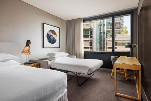 Habitación de hotel con 2 camas y ventana en Four Points by Sheraton Sydney, Central Park, en Sídney