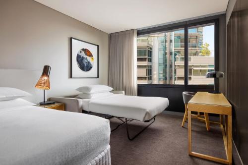 Postel nebo postele na pokoji v ubytování Four Points by Sheraton Sydney, Central Park