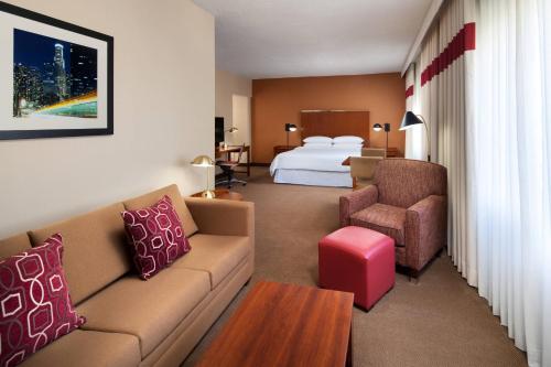 Habitación de hotel con sofá y cama en Four Points by Sheraton Los Angeles International Airport, en Los Ángeles