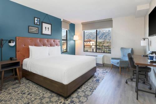 ein Hotelzimmer mit einem Bett, einem Schreibtisch und einem Fenster in der Unterkunft Four Points by Sheraton, Ontario-Rancho Cucamonga in Rancho Cucamonga