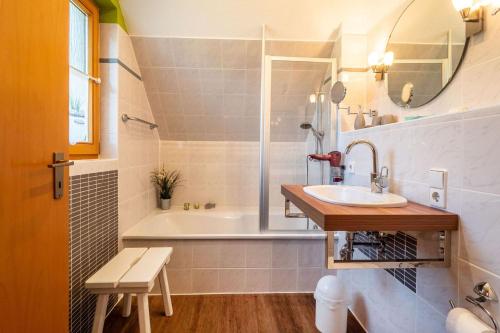 Frieda في زنغست: حمام مع مغسلة وحوض استحمام