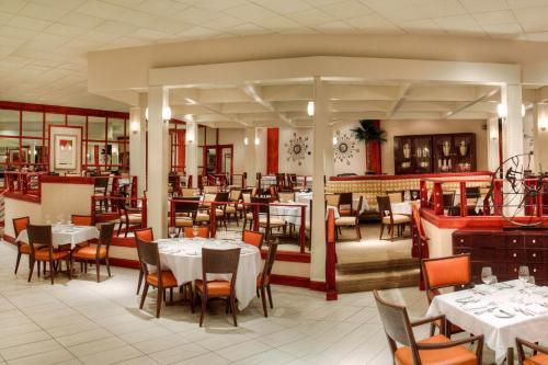 a dining room with tables and chairs in a restaurant at Clearwater Beach Sheraton Resort on Sand Key in Clearwater Beach
