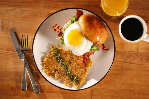 un plato de comida con un huevo y un sándwich en Clearwater Beach Sheraton Resort on Sand Key, en Clearwater Beach