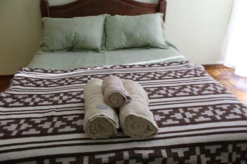 a bed with two towels and pillows on it at Monoambiente microcentro in Bahía Blanca